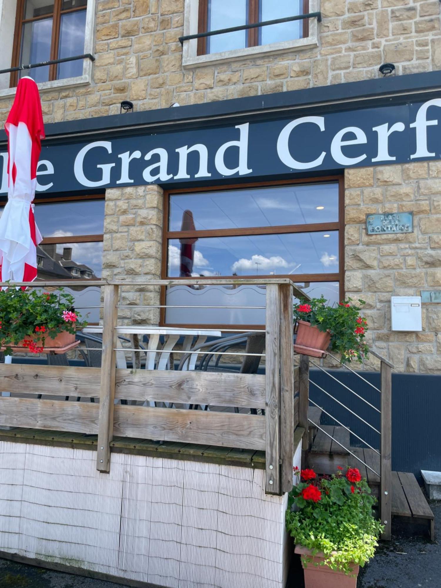Le Grand Cerf Hotel Carignan Buitenkant foto